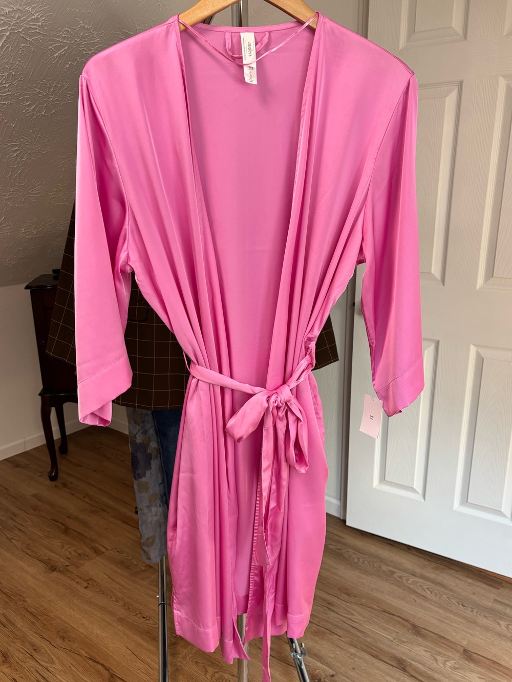 NWT pink satin robe with pockets. Sleep/loungewear. Auden XL/XXL